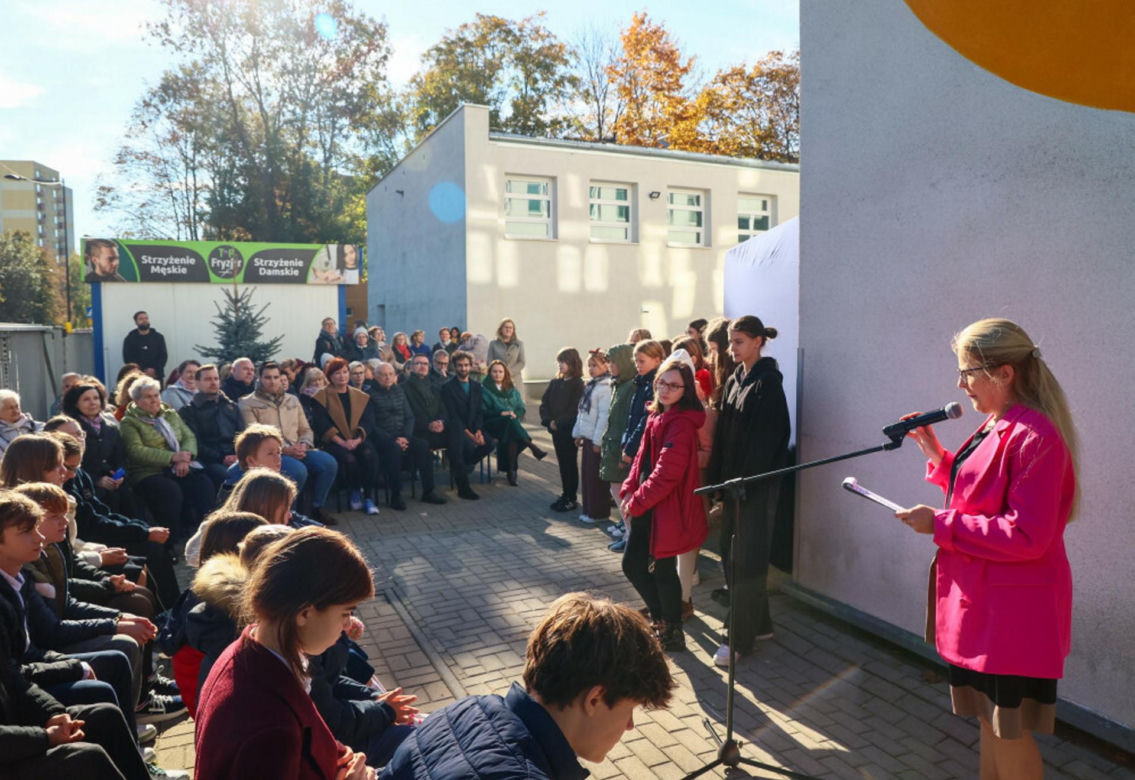 Nowy mural Czesława Niemena na murach Szkoły Podstawowej nr 168 na Saskiej Kępie.