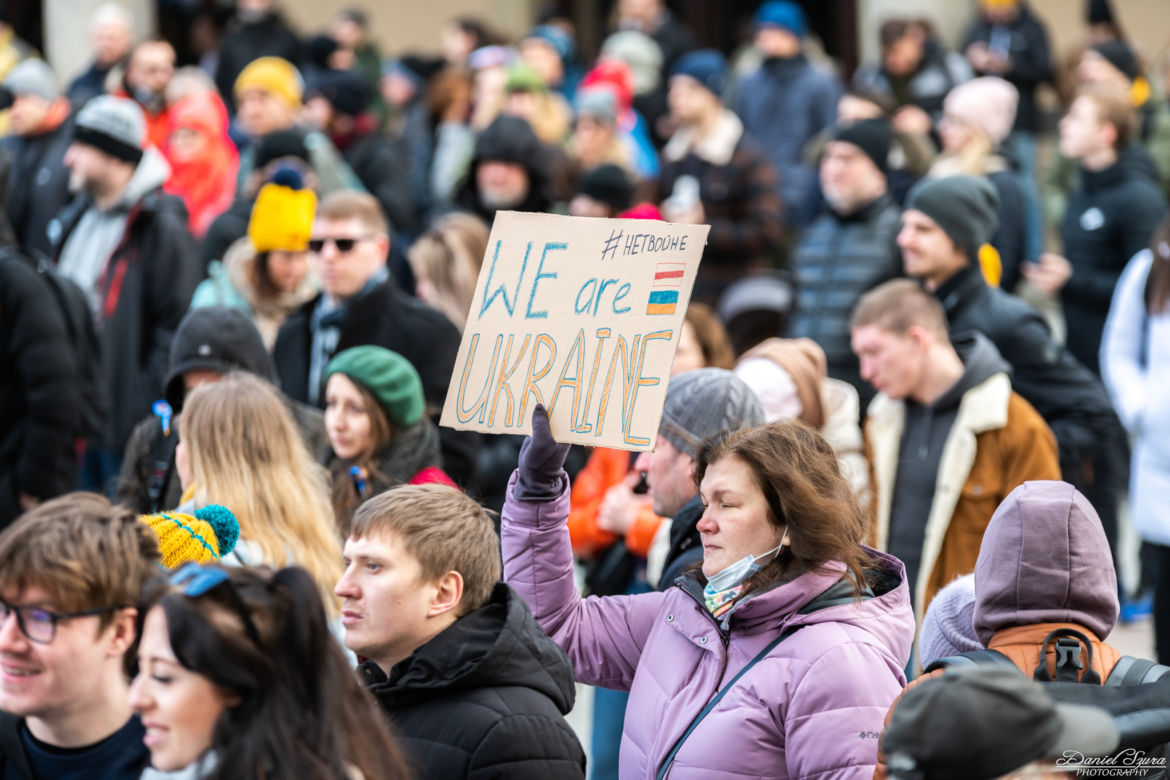 Kraków solidarny z Ukrainą! Wielka manifestacja na Rynku Głównym [ZDJĘCIA]