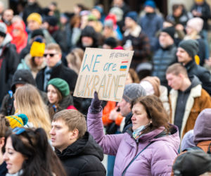 Kraków solidarny z Ukrainą! Wielka manifestacja na Rynku Głównym [ZDJĘCIA]