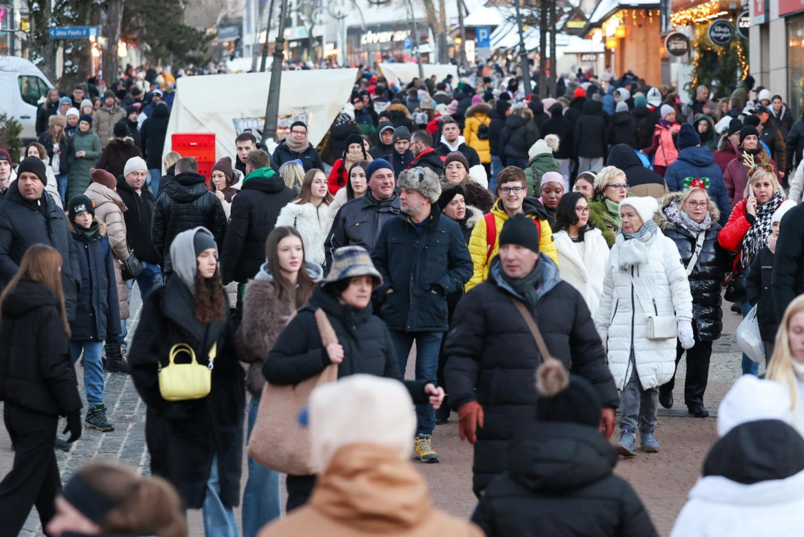 Fatalne warunki w Tatrach. Jest mroźno, ślisko, a szlaki są zasypane śniegiem. TPN ostrzega turystów