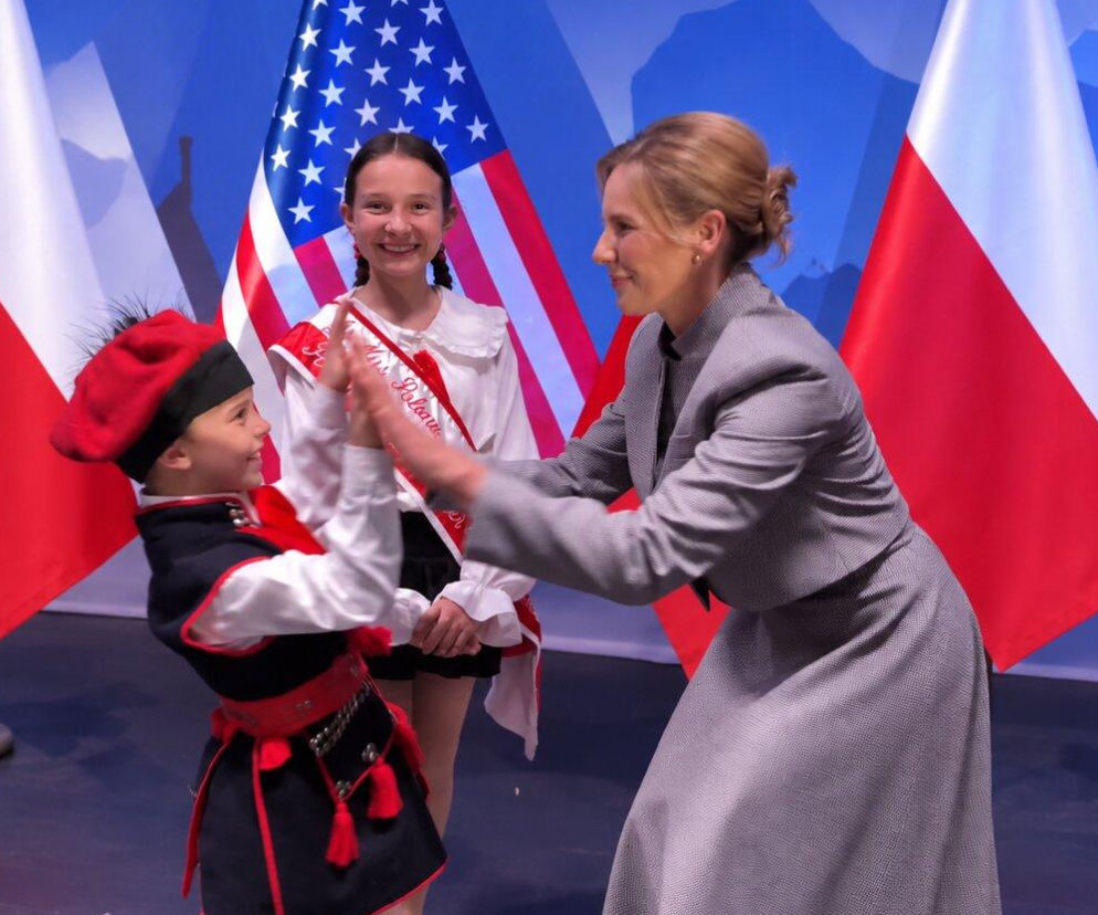 Marta Nawrocka wita się z dziećmi w polskich strojach ludowych w Nowym Jorku. O wizycie Pary Prezydenckiej przeczytasz w SE.