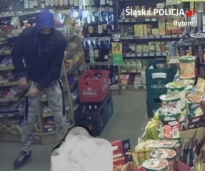 Policja szuka tych bandziorów! Napadli na Żabkę z bronią w ręku [ZDJĘCIA]