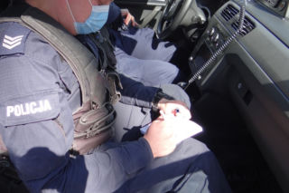 Lębork: Przyszła na pocztę bez maseczki. Oburzona zadzwoniła na policję. Jak to się skończyło?