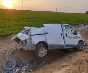 Dachowanie busa w Pamiątce. Auto zgniecione jak puszka