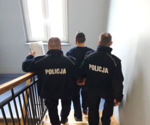 Ścigany prze policję 23-latek wyskoczył z auta i uciekał PIESZO! Po drodzę wyrzucił BROŃ [ZDJĘCIA]