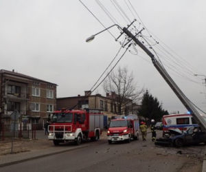 Grajewo. Audi złamało słup energetyczny. W samochodzie było dwóch mężczyzn