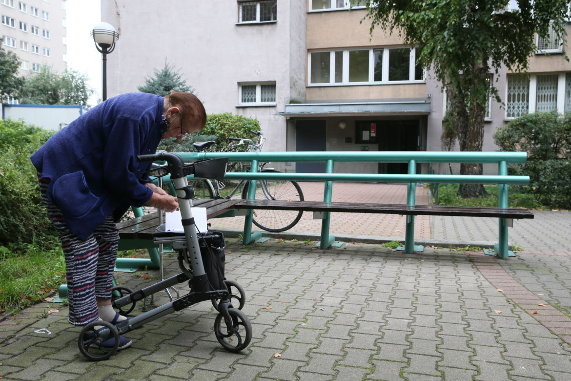 Sąsiedzi wnoszą mnie na 3 piętro. 90-latka uwięziona w bloku 