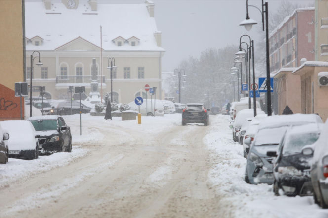 Ostróda w centrum śnieżycy. Burmistrz nocą ratował ludzi. Kierowcy nocowali w urzędzie