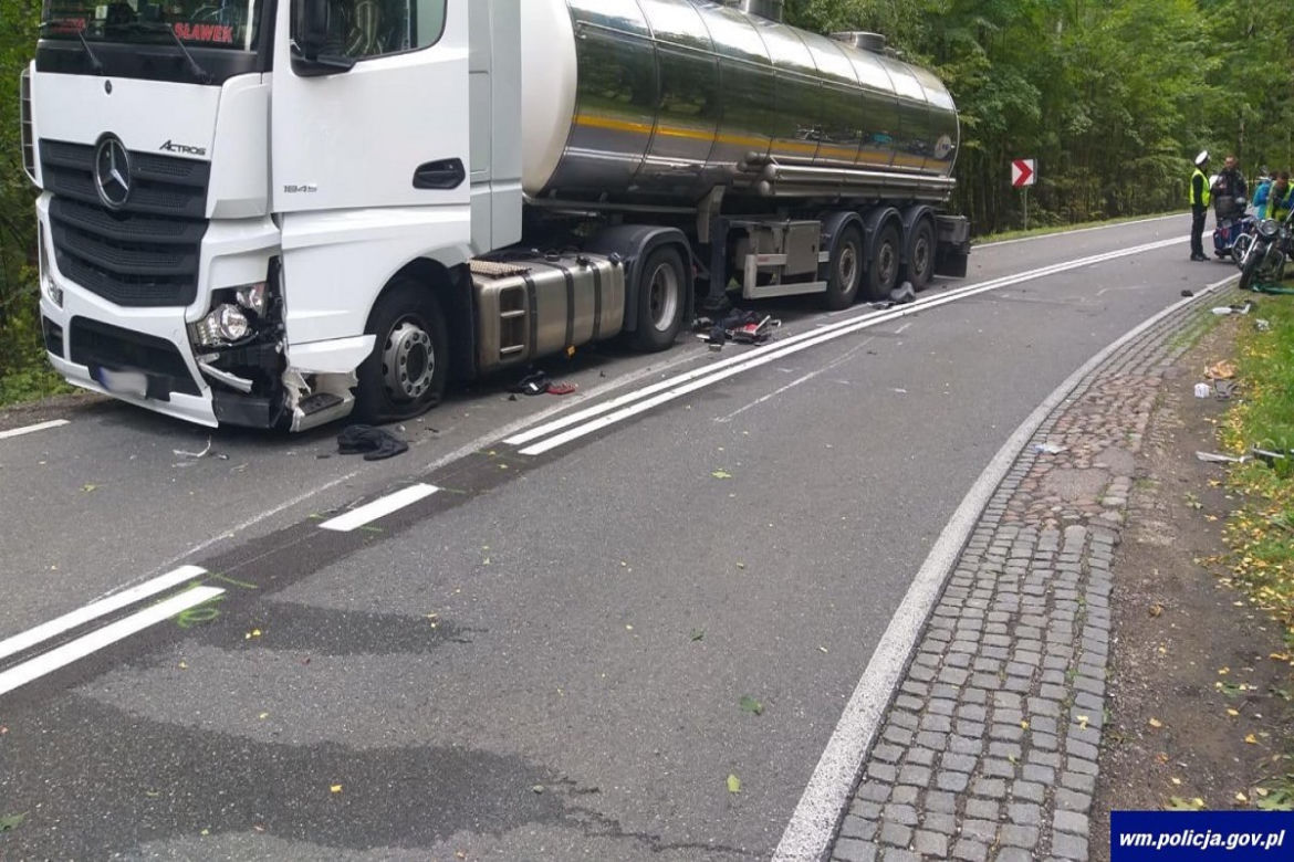 Motocyklista zderzył się z cysterną
