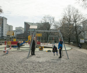 Kolejne dzielnice zamykają place zabaw