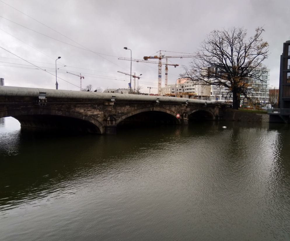 Zniknie, ale później niż powinna. Miasto odstąpiło od umowy z firmą, która miała schować rurę z Mostu Pomorskiego pod dno rzeki