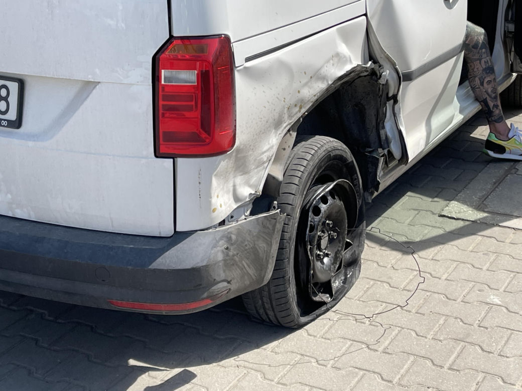 Urwane koła, zgniecione barierki i rozbity luksusowy lincoln. Totalna demolka na Targówku