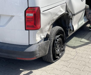 Urwane koła, zgniecione barierki i rozbity luksusowy lincoln. Totalna demolka na Targówku