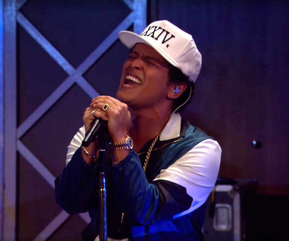 screen z nagrania Bruno Mars covers Adele's All I Ask in the Live Lounge