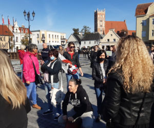 Demonstracja pod Sądem Rejonowym w Środzie Wielkopolskiej! Elena wróć! 