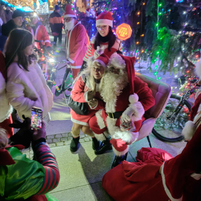 Mikołaje na rowerach wkręciły Łomżę w świąteczny klimat!