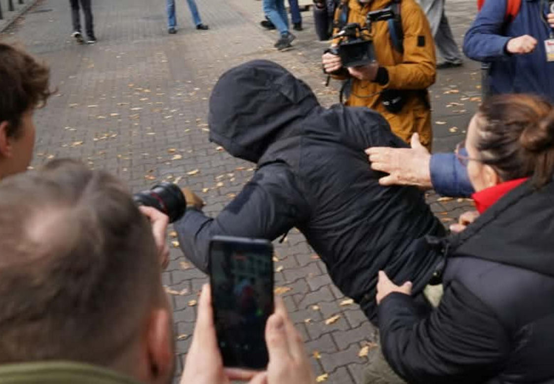 Uderzył kobietę przed Trybunałem Konstytucyjnym. Miał przy sobie nóż, pistolet i narkotyki!