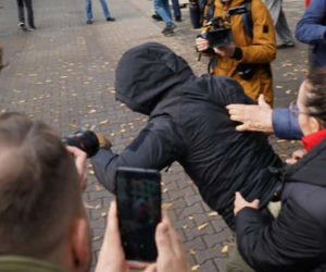 Uderzył kobietę przed Trybunałem Konstytucyjnym. Miał przy sobie nóż, pistolet i narkotyki!