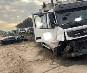 Zderzenie osobówki ze śmieciarką na DK10. Kierowca był zakleszczony we wraku!