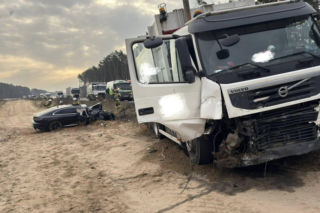 Zderzenie osobówki ze śmieciarką na DK10. Kierowca był zakleszczony we wraku!