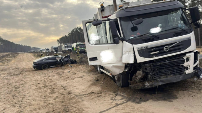 Zderzenie osobówki ze śmieciarką na DK10. Kierowca był zakleszczony we wraku!
