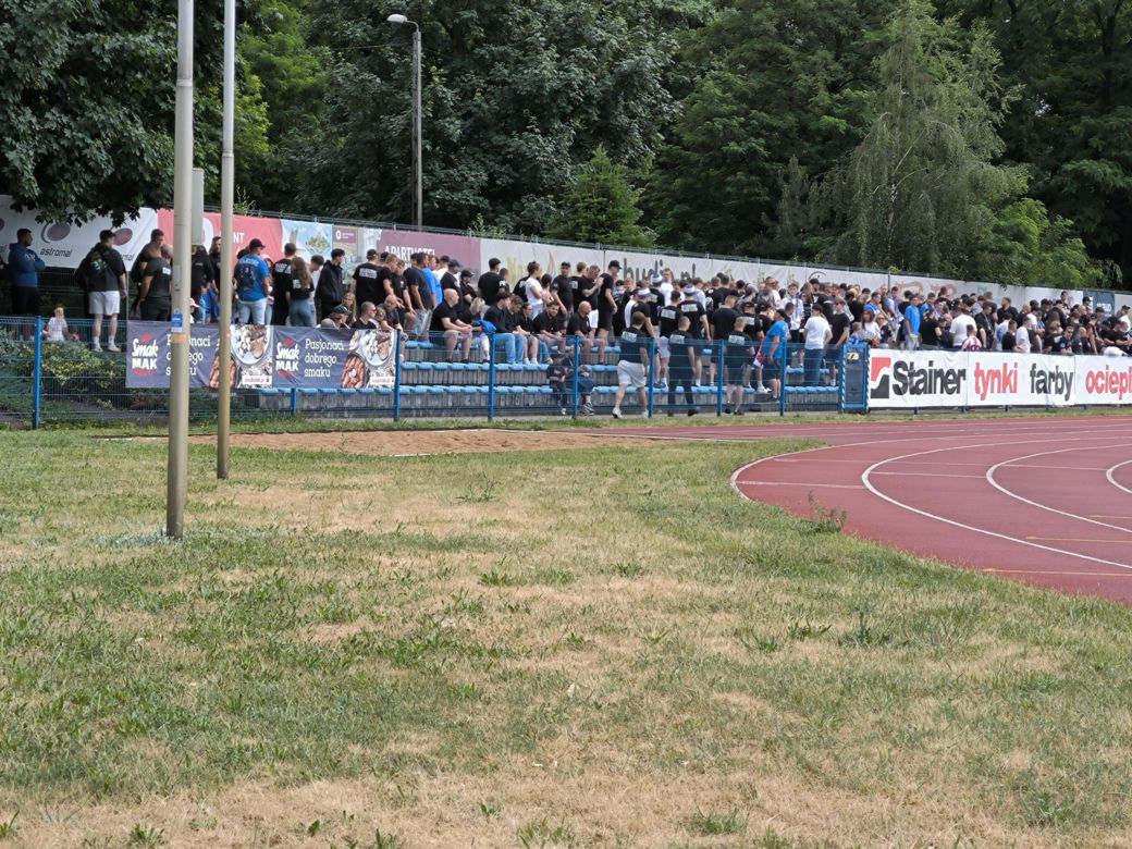 Kibice Kolejorza na meczu z Polonią Leszno