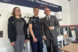 Ostrowski uczeń najlepiej montuje rury! Jedzie do Chin na WORLD SKILLS!