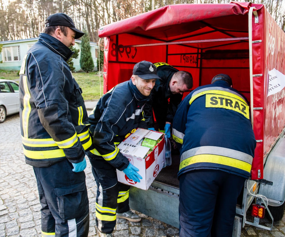 Strażacy w OSP Banino dostarczają sprzęt do szpitali w Gdańsku