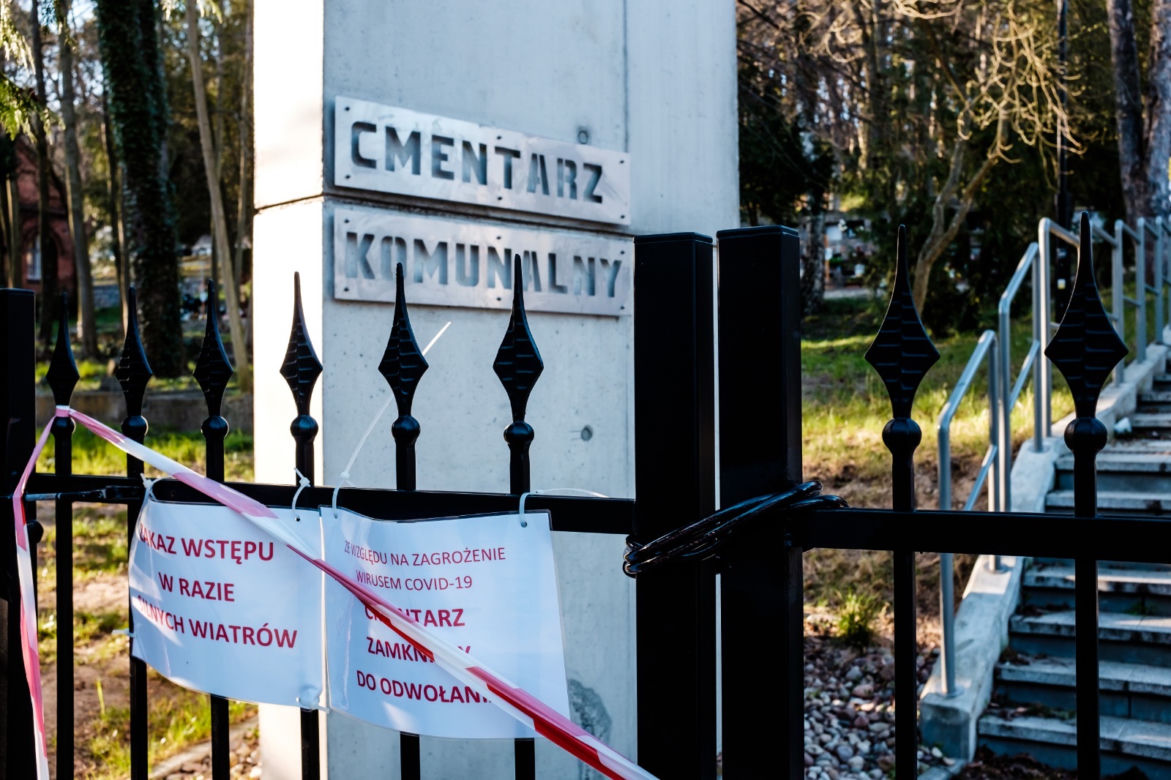 Koronawirus w Trójmieście. Zamiast po parku, plaży czy lesie ludzie spacerują po cmentarzach