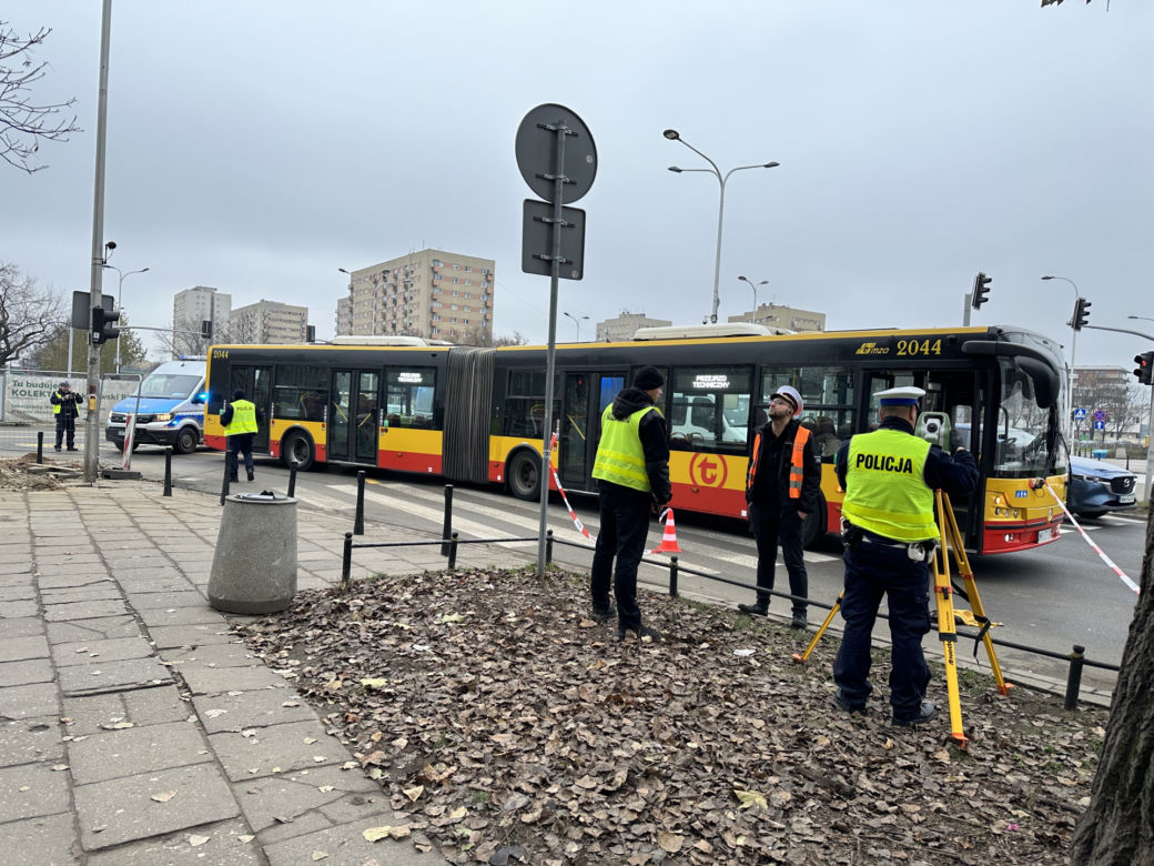 Plama krwi, torebka i rozbite okulary. Rozpacz kierowcy autobusu po koszmarnym wypadku na Mokotowie. Nowe informacje