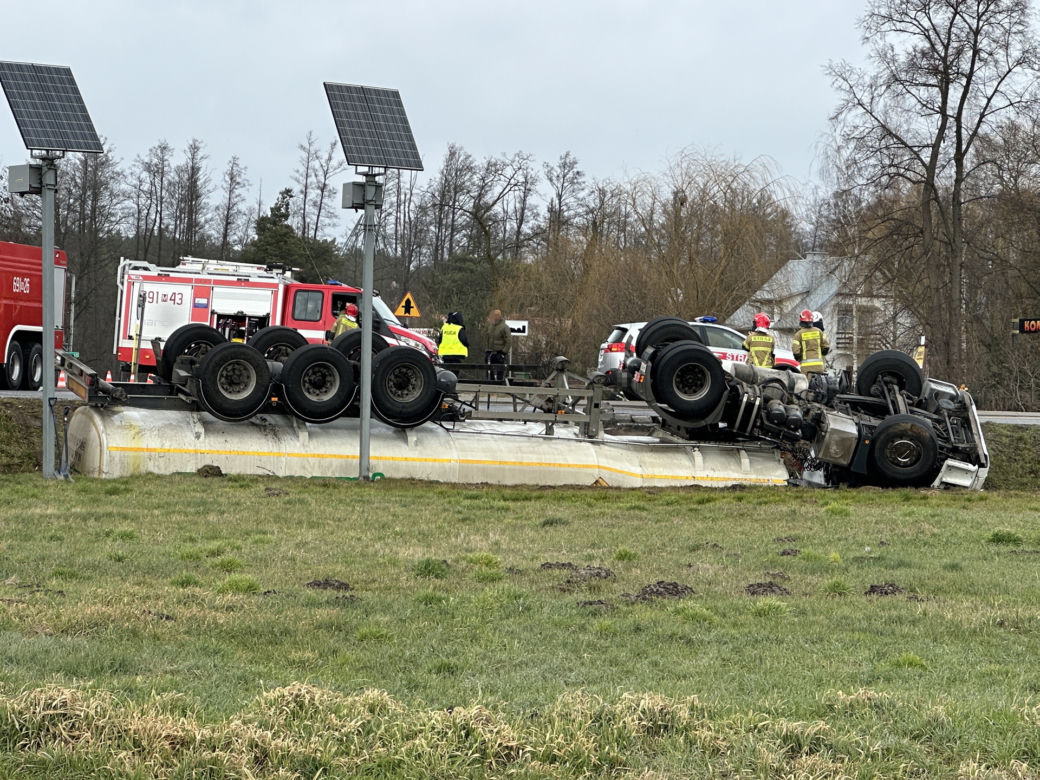 Cysterna roztrzaskała się pod Wyszkowem! Samochód na dachu, pilna akcja służb