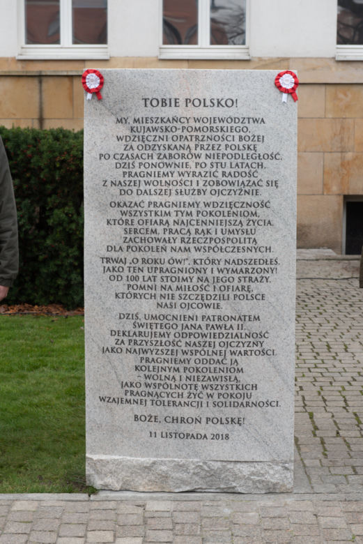 W Toruniu odsłonięto piękną tablicę, upamiętniającą obchody 100-lecia odzyskania niepodległości