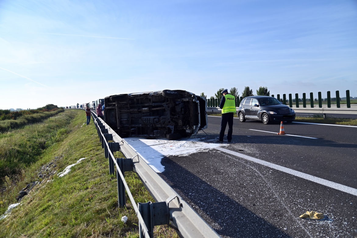 Dachowanie busa na obwodnicy Stargardu. Są ranni!