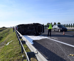 Dachowanie busa na obwodnicy Stargardu. Są ranni!