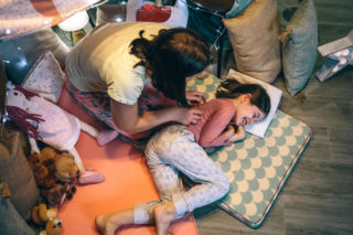 Dziecko ma najwięcej energii na wieczór? To może być... przemęczenie