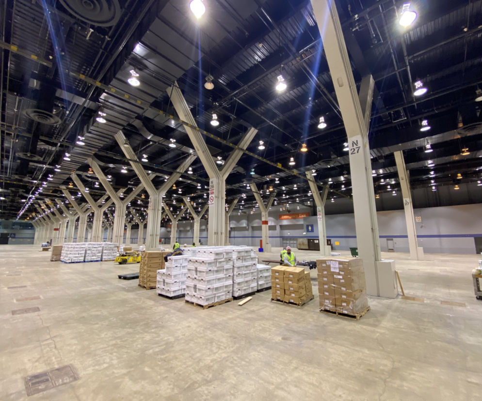 Hala McCormick Place w Chicago zmieniła się najpierw w szpital, potem w bank żywności