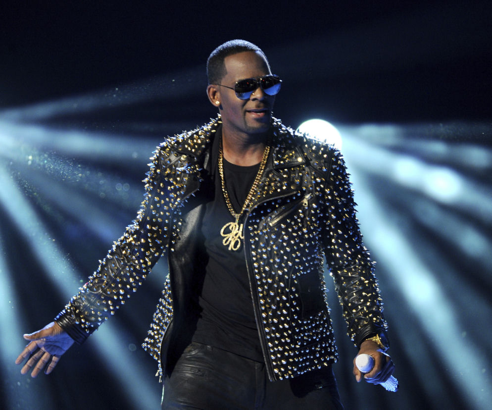 Znany piosenkarz R. Kelly odpowie za handel kobietami
