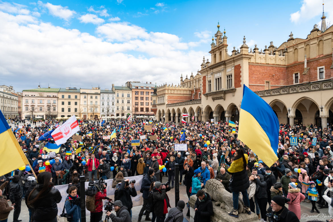Kraków solidarny z Ukrainą! Wielka manifestacja na Rynku Głównym [ZDJĘCIA]