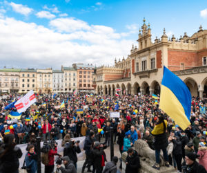 Kraków solidarny z Ukrainą! Wielka manifestacja na Rynku Głównym [ZDJĘCIA]