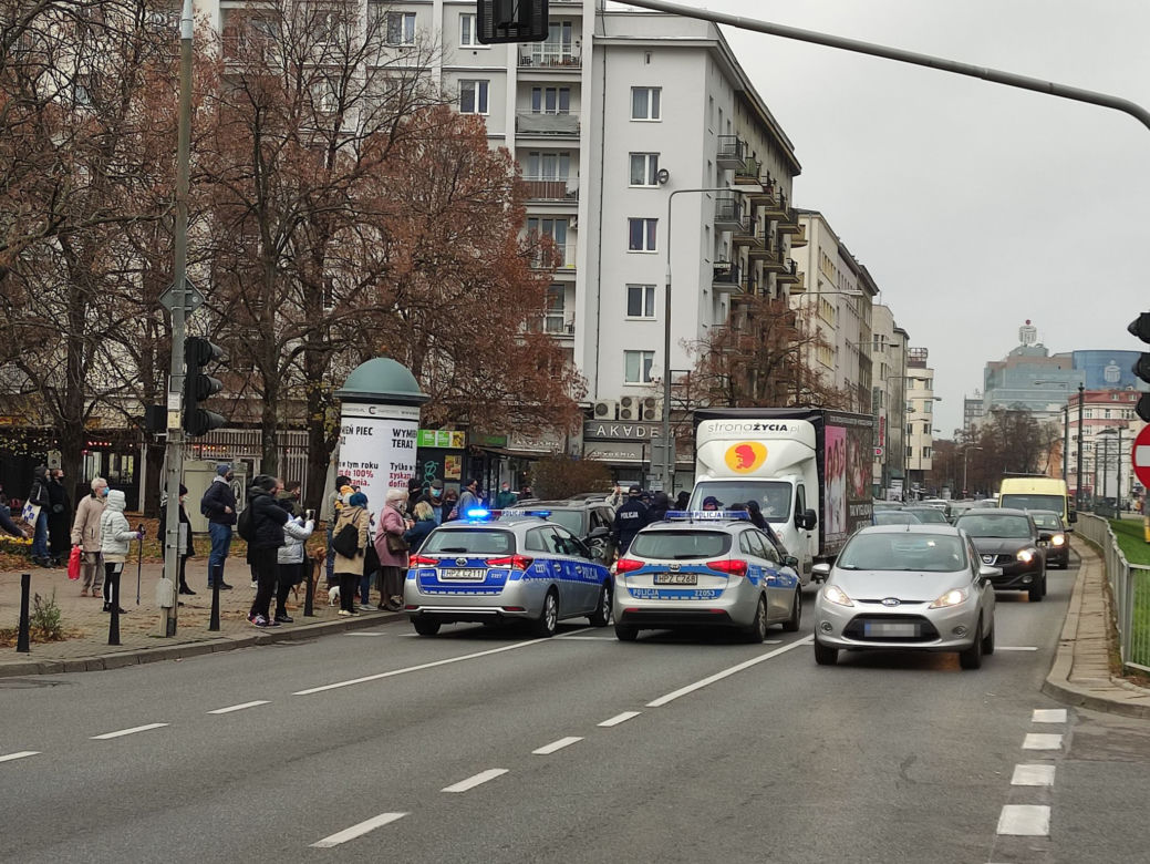 Ogromna awantura na ul. Puławskiej. Zablokowali furgonetkę antyaborcyjną 