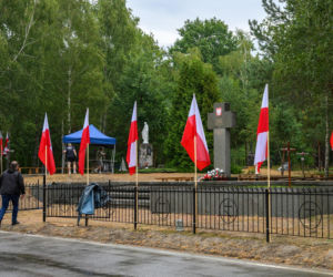 Pogrzeb ofiar zbrodni wołyńskiej w Ostrówkach