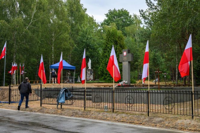 Pogrzeb ofiar zbrodni wołyńskiej w Ostrówkach
