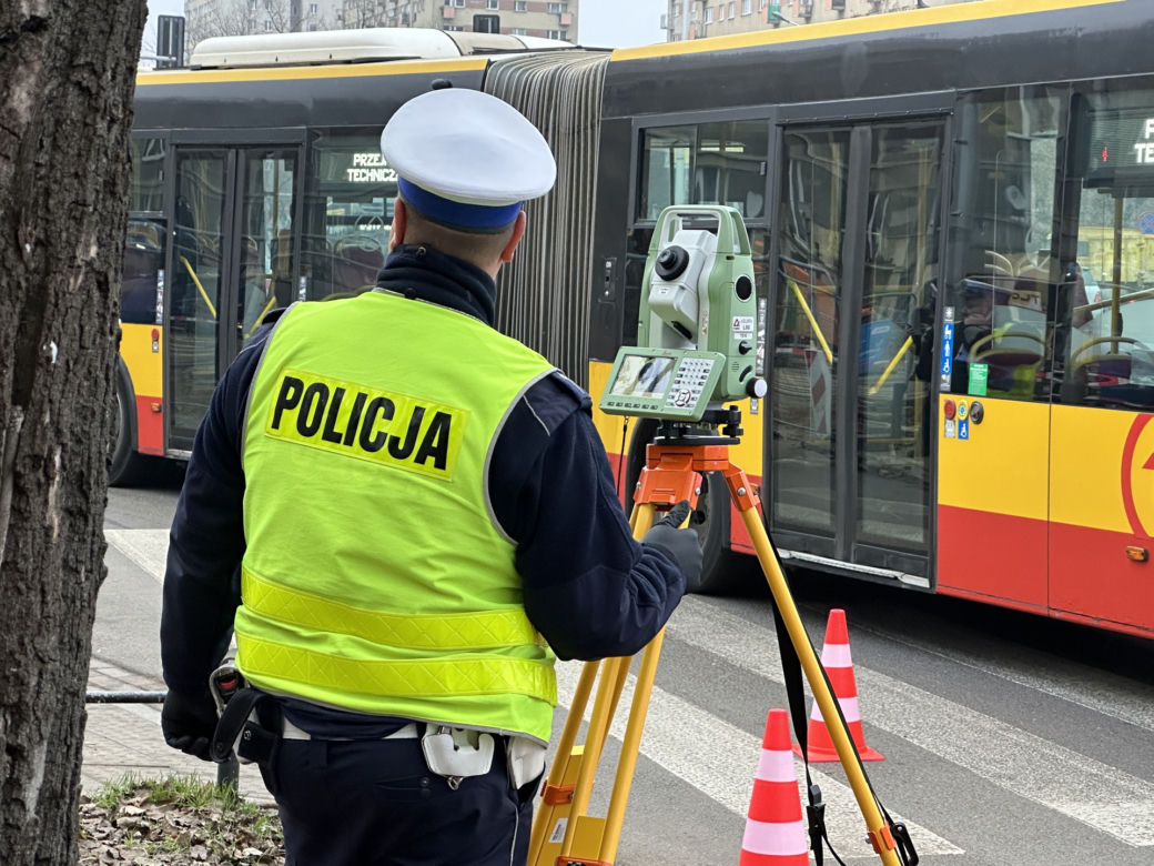 Koszmarny wypadek na Mokotowie. Autobus miejski potrącił pieszą na pasach