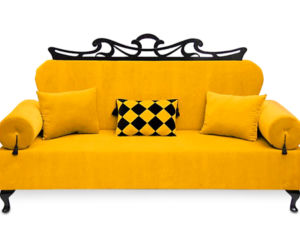 Żólta sofa do aranzacji salonu w stylu eklektycznym