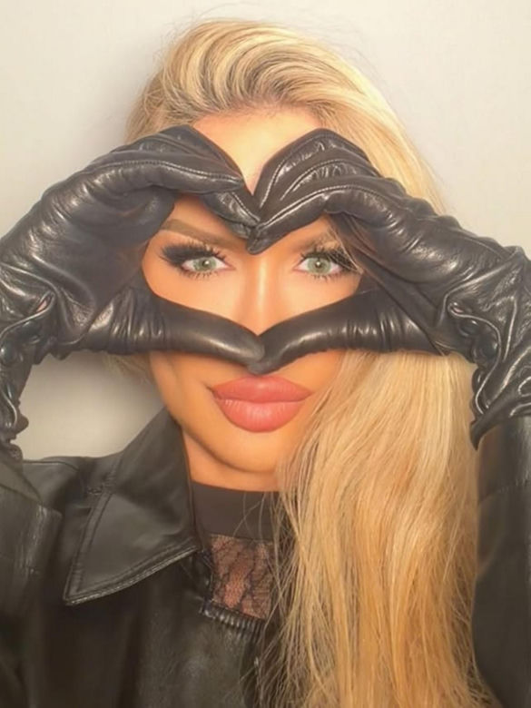 Była pierwszą nieoficjalną Miss Mundialu. Tak wygląda seksowna „matka chrzestna”