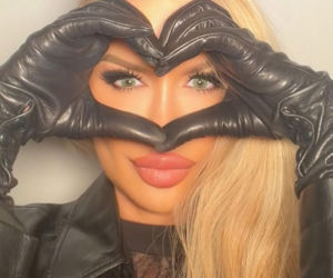 Była pierwszą nieoficjalną Miss Mundialu. Tak wygląda seksowna „matka chrzestna”