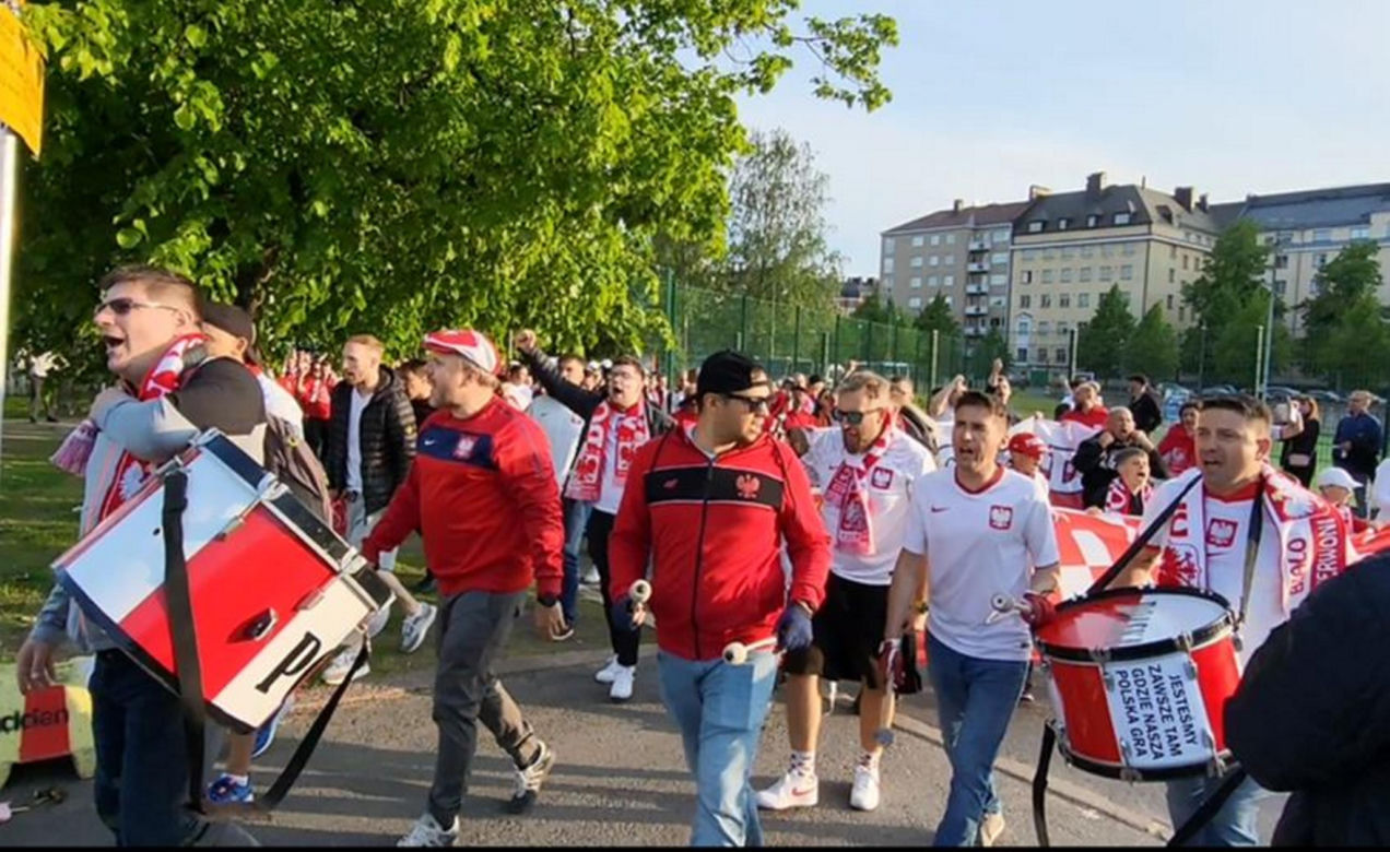 Kibice skandują "Lewandowski" pod stadionem w Helsinkach