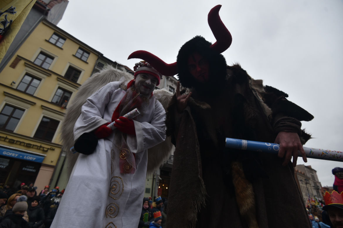 Orszak Trzech Króli 2023 w Toruniu. Efektowne figury, piękne kolory i aktywiści o dramacie uchodźców