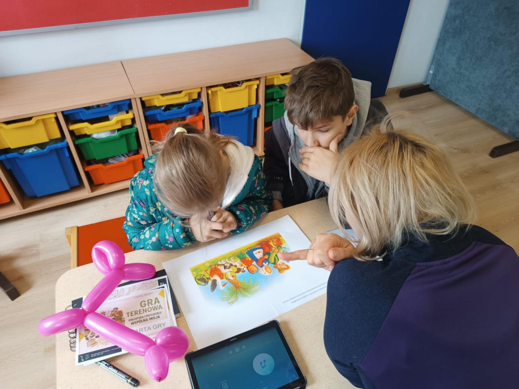 Gra terenowa „BIBLIOTEKA I PRZYJACIELE: WSPÓLNA MISJA". Kampania zrealizowana w ramach Tygodnia Bibliotek, którego organizatorem jest Stowarzyszenie Bibliotekarzy Polskich