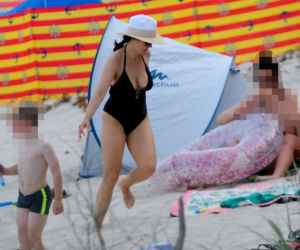 Kasia Cichopek z rodziną na plaży